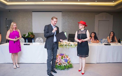 Нурида Курбанова награждена орденом ООН "Золотой орел " и удостоена звания "Посол Миссии Мира" (ФОТО)